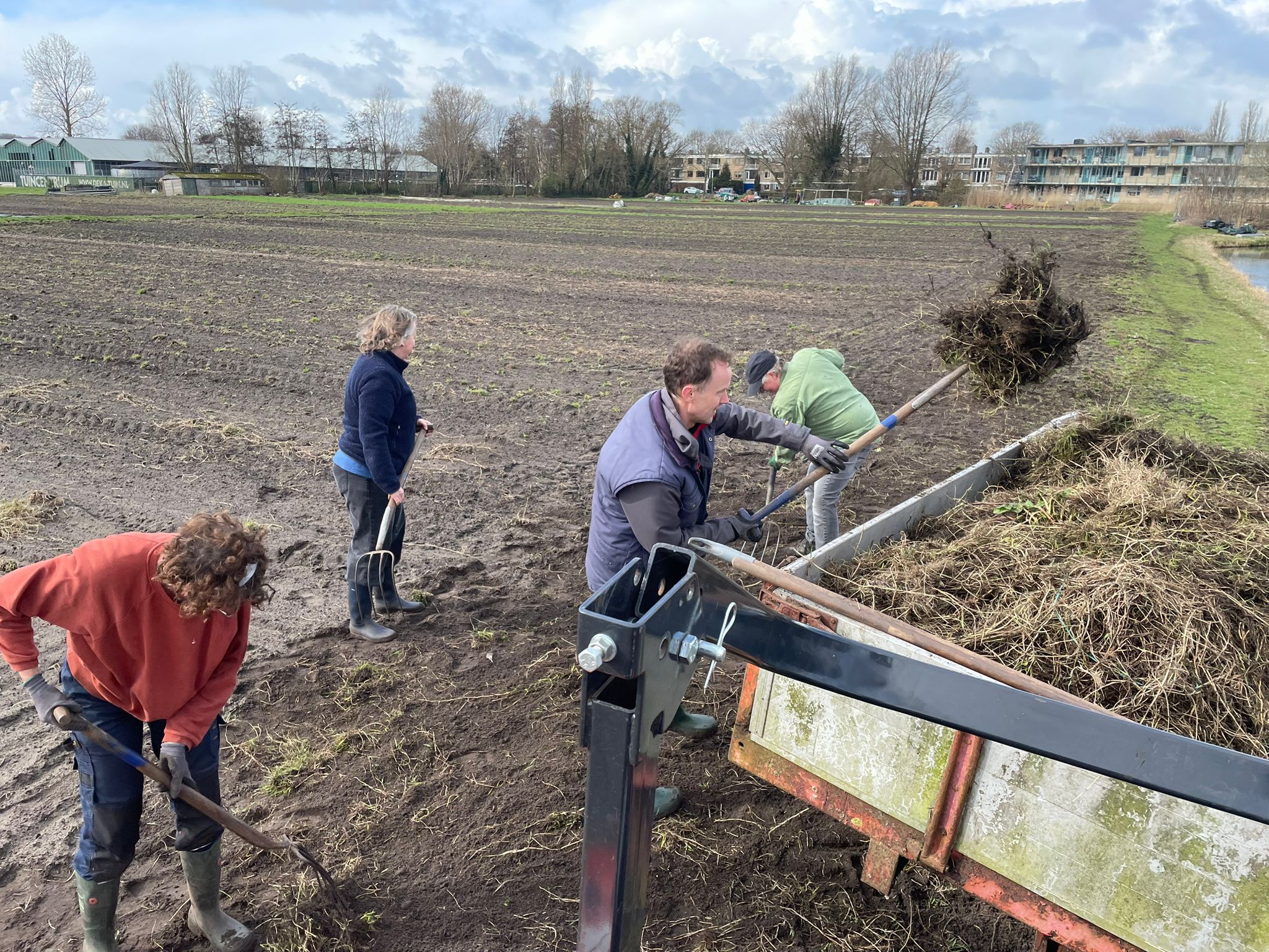 Mensen aan het werk op de tuinderij